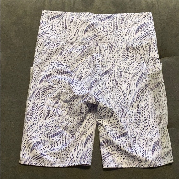 Fabletics MILA High-Waisted Pocket Short 9” NWT M - Picture 7 of 7